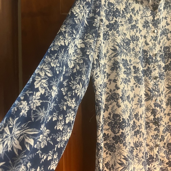 A beautiful button-up blouse to dress up or go casual. Navy & white floral. - Picture 5 of 8